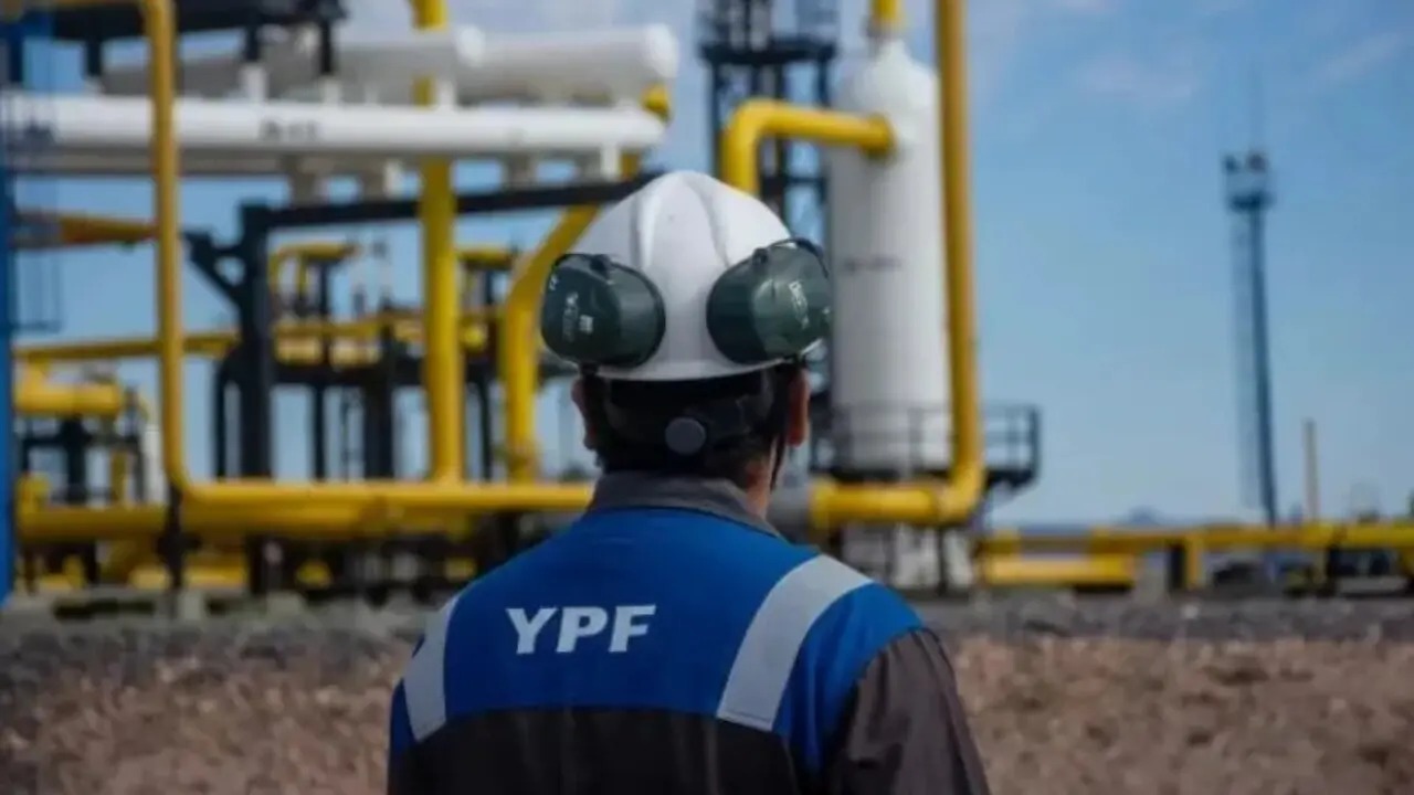 Renovables: YPF anunció que producirá combustible sustentable para aviación