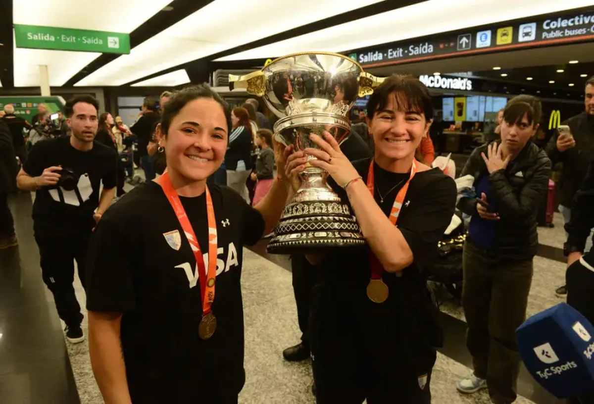 Las Leonas llegaron a Ezeiza con la Copa del Mundo y fueron recibidas por una multitud