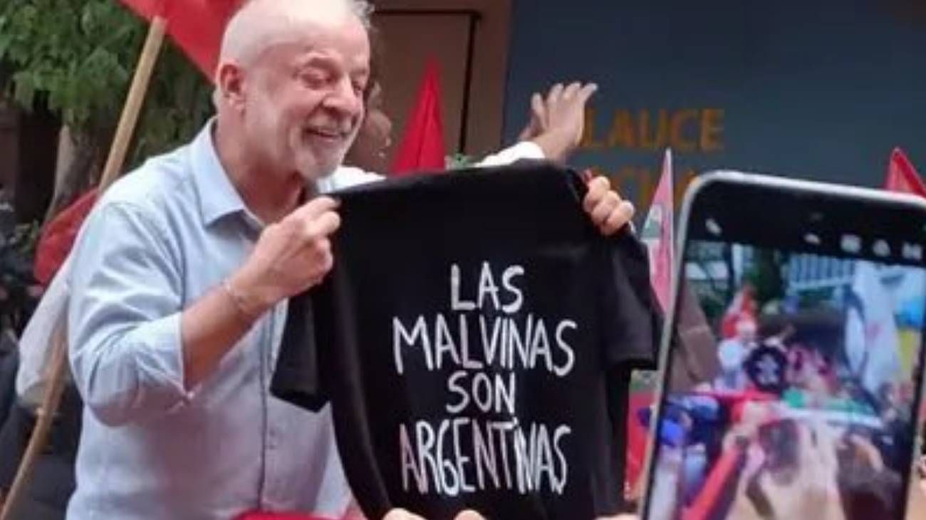 Lula mostró una remera con la inscripción “Las Malvinas son argentinas” en un acto de campaña