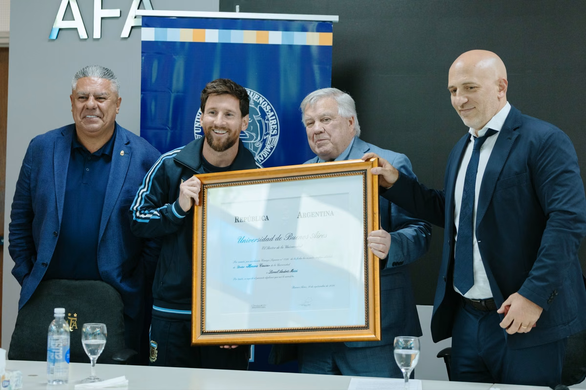 Antes de la despedida en la Selección, Messi recibió el Doctorado Honoris Causa de la UBA